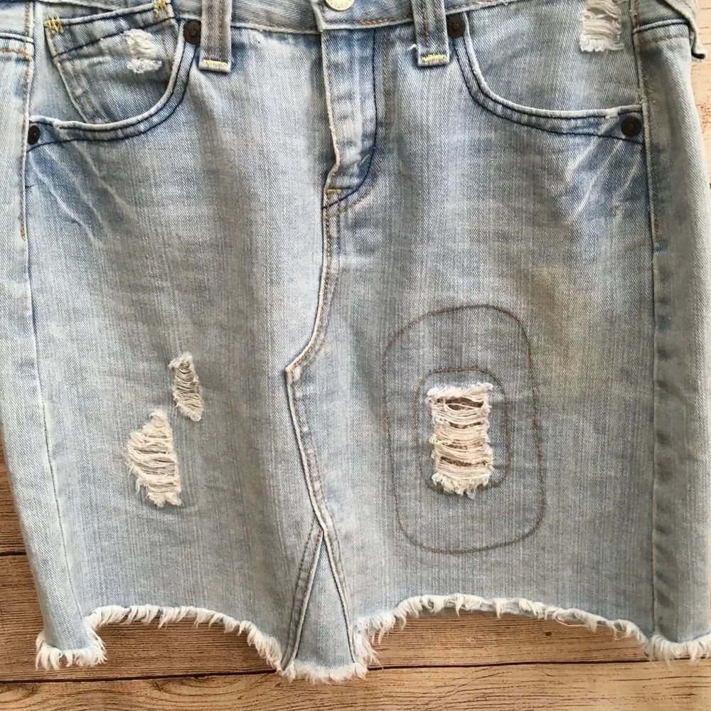 LEVIS DISTRESSED JEAN SKIRT‎